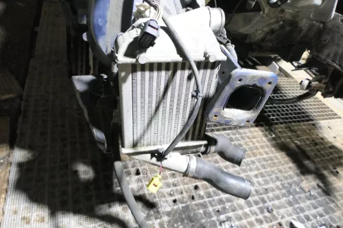 Audi A6 8E B6 B7 Ladeluftkühler Ladeluft Kühler 8E0198806A rechts 6 Zylinder Öl (177584)