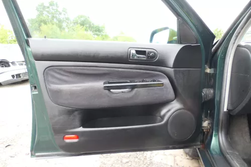 1x Golf 4 Bora Türverkleidung Verkleidung Tür vorne links 4/5-Türer Griff schwa