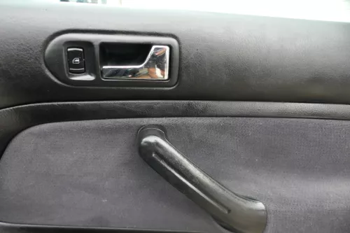 1x Golf 4 Bora Türverkleidung Verkleidung Tür vorne rechts 4/5-Türer Griff schwa (177633)