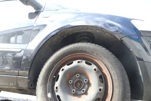 VW Fox 5Z Kotflügel vorne rechts schwarz LC9Z (177680)