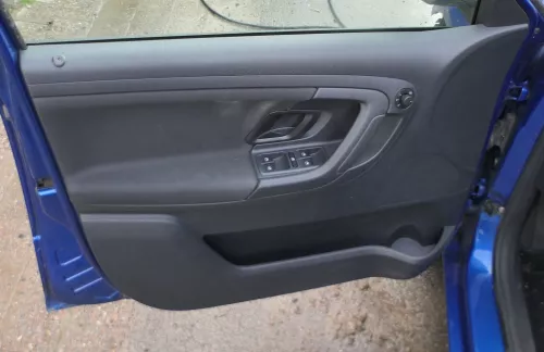 1x Skoda Fabia 5J Stufenheck Türverkleidung Verkleidung Tür vorne links Griff (178606)