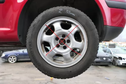 4x VW Golf Passat Reifen 195/65 R15 91V Winterreifen 4x ca. 5-6 mm NUR REIFEN (178901)