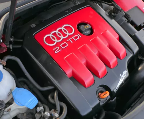 A3 8P Motorabdeckung Abdeckung Motor Blende  2.0 TDI 03G103925BT BKD AZV 16V rot