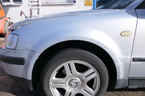 VW Passat 3B Kotflügel vorne links silber LB7Z