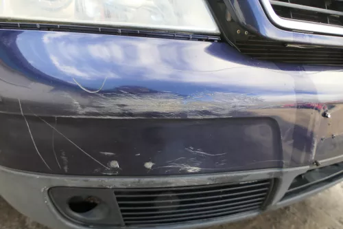 Audi A6 4B Frontstoßstange Stoßstange vorn vorne Stoßfänger blau LZ5T - RISS ! (180524)