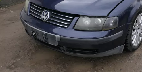 VW Passat 3B Stoßstange vorne Frontstoßstange Stoßfänger blau LN5Y + Grill (180637)