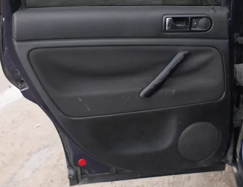 1x Passat 3B 3BG Türverkleidung Verkleidung Tür hinten link Griff Öffner schwarz