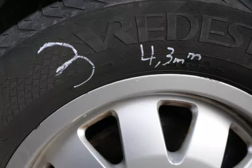 4x A4 B5 A6 4B Alufelgen Felgen 4B0601025N 6jx15H2 ET45 schlechte Reifen origina (180710)