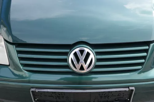 VW Bora Grill Kühlergrill VW Zeichen Logo grün LC6M