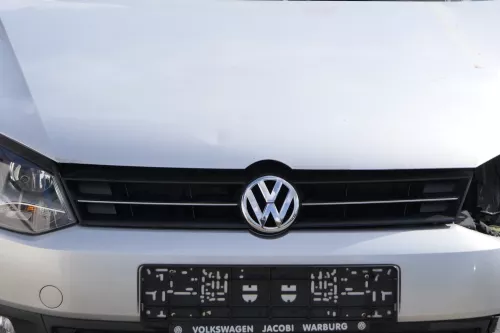 VW Polo 6R Kühlergrill vorne Grill VW Zeichen schwarz 6R0853651C schwarz chrom