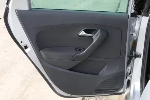 VW Polo 6R 1x Türverkleidung Verkleidung Tür 4/5-Türer hinten links schwarz