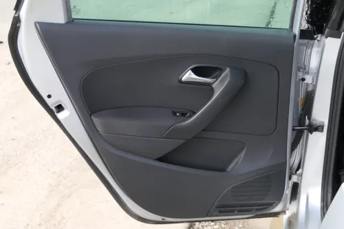 VW Polo 6R 1x Türverkleidung Verkleidung Tür 4/5-Türer hinten links schwarz