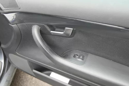 1x A4 8E B6 Türverkleidung Verkleidung Tür vorne rechts soul schwarz (181405)