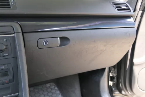 Audi A4 8E B7 Handschuhfach Griff für Handschuhfachdeckel Deckel Klappe schwarz