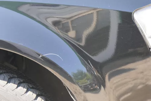 Audi A4 8E B6 Kotflügel vorne rechts schwarz LY9B - Delle nähe Stoßstange unten (181511)