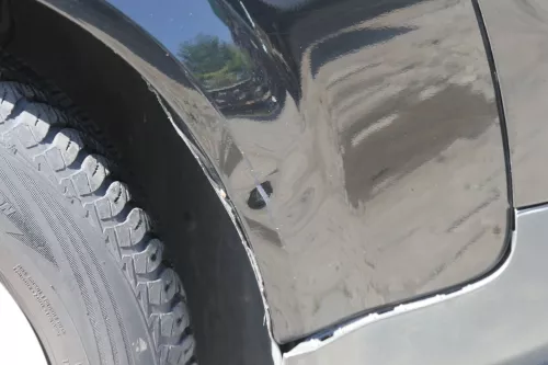 Audi A4 8E B6 Kotflügel vorne rechts schwarz LY9B - Delle nähe Stoßstange unten (181511)