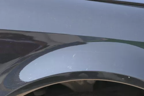 Audi A4 8E B6 Kotflügel vorne rechts schwarz LY9B - Delle nähe Stoßstange unten (181511)