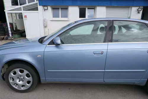 Audi A4 B7 8E Tür vorne links Kombi+Limo mit Rahmen blau LY5J