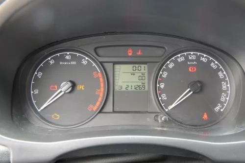 Skoda Fabia Roomster Tacho Tachometer Kombiinstrument 211.000km 5J0920801B Benzi