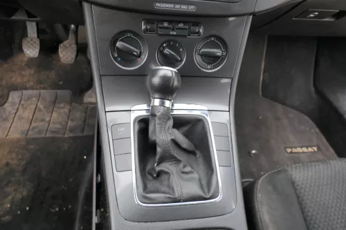 Passat 3C Mittelkonsole Verkleidung Klappe Abdeckung Dekor netzoptik schwarz mat (183109)