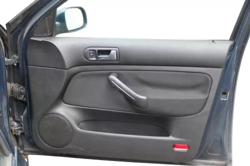 1x Golf 4 Bora Türverkleidung Verkleidung Tür vorne rechts 4/5-Türer schwarz