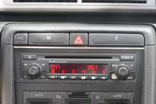 Audi A4 8E B6 Radio CD Player Original concert 8E0035186J mit Code