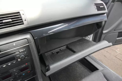 Audi A4 8E B7 Handschuhfach Griff für Handschuhfachdeckel Deckel Klappe schwarz (184066)
