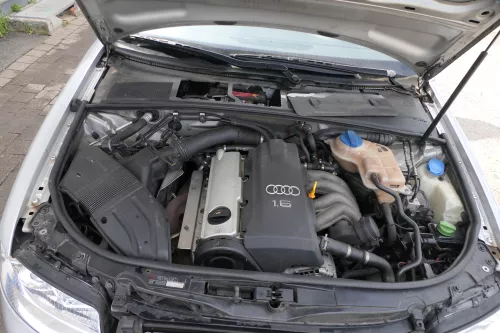 Audi A4 8E B6 Kühlmittelrohr Rohr Schlauch 1,6 ALZ 06B121070N Vorlauf