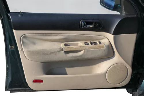 1x Golf 4 Bora Türverkleidung Verkleidung Tür vorne links 4/5-Türer hellbeige