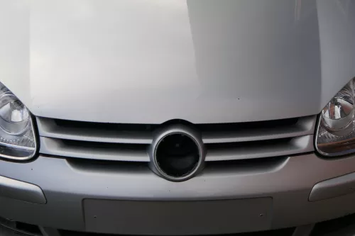 VW Golf 5 Grill Kühlergrill VW Zeichen Logo grau silber LA7W