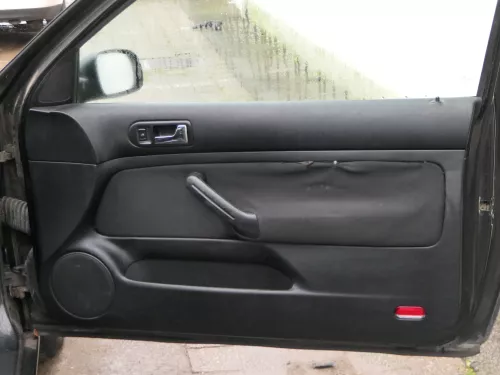 VW Golf 4 2/3-Türer Türverkleidung Verkleidung Tür vorne rechts schwarz (184570)