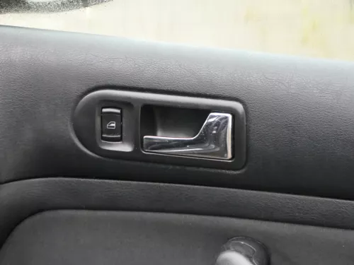 VW Golf 4 2/3-Türer Türverkleidung Verkleidung Tür vorne rechts schwarz (184570)