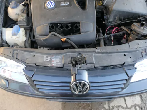 VW Bora Grill Kühlergrill VW Zeichen Logo grau LC7V