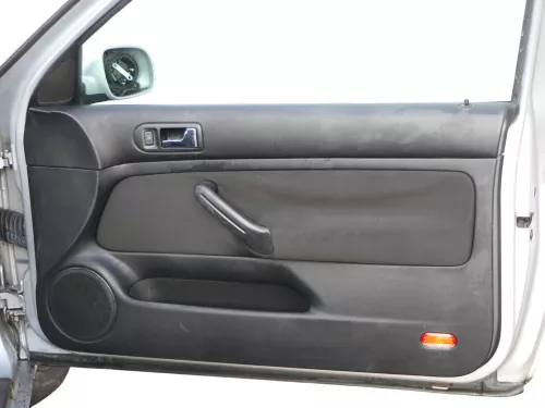 VW Golf 4 2/3-Türer Türverkleidung Verkleidung Tür vorne rechts schwarz