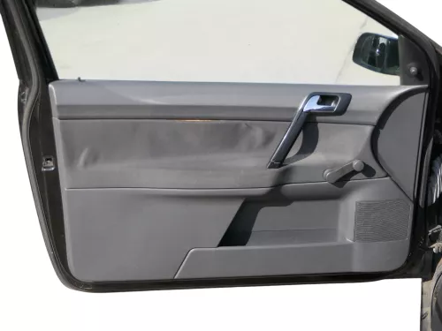 1x VW Polo 9N Türverkleidung Verkleidung Tür vorne links 2/3-Türer Griff Öffner