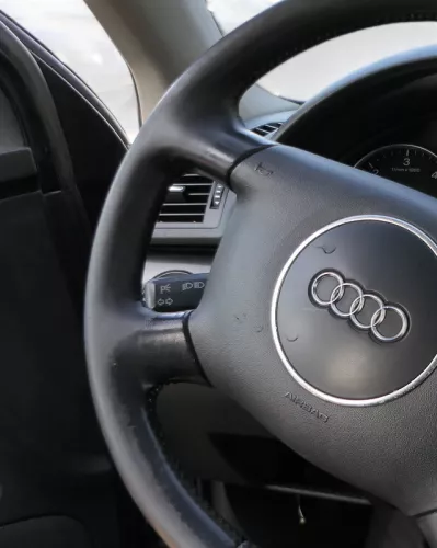 Audi A4 8E B6 B7 Lenkrad 4-Speichen 8E0419091BF Leder schwarz - OHNE Airbag (185145)