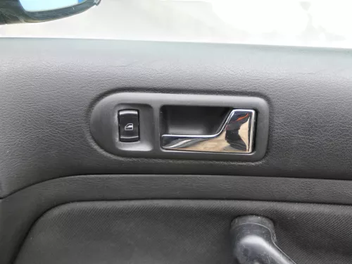 VW Golf 4 2/3-Türer Türverkleidung Verkleidung Tür vorne rechts schwarz (186008)