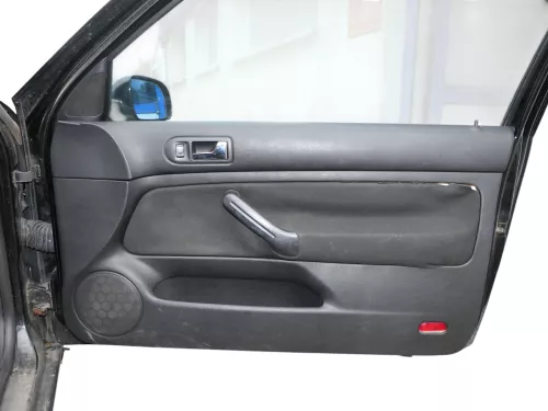VW Golf 4 2/3-Türer Türverkleidung Verkleidung Tür vorne rechts schwarz