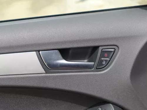 1x A4 8K B8 Türverkleidung Verkleidung Tür vorne links schwarz - MÄNGEL!!! (186165)