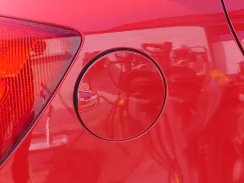 Skoda Fabia 5J Limousine Tankdeckel Deckel Tank Tankverschluß rot LF3K