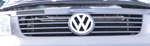 VW T5 Grill Kühlergrill VW Zeichen Logo 7H0853653 (161160)