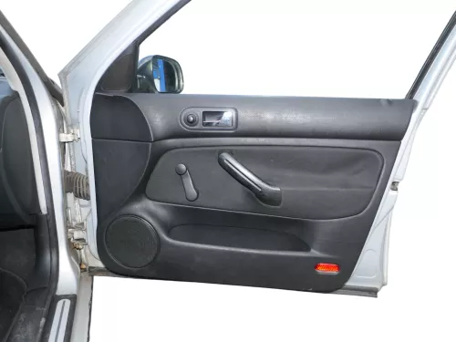 1x Golf 4 Bora Türverkleidung Verkleidung Tür vorne rechts 4/5-Türer schwarz