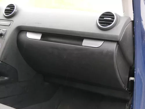 Audi A3 8P Handschuhfach schwarz Handschuhfachdeckel Deckel Klappe Sportback