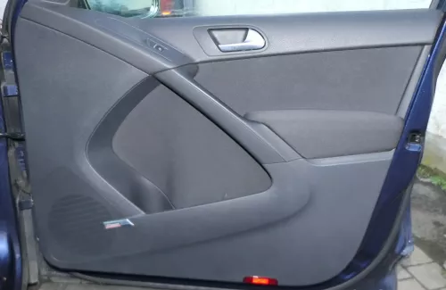 VW Tiguan 5N 1x Türverkleidung Verkleidung Tür vorne rechts schwarz