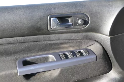 1x Golf 4 Bora Türverkleidung Verkleidung Tür vorne links 4/5-Türer schwarz (201332)