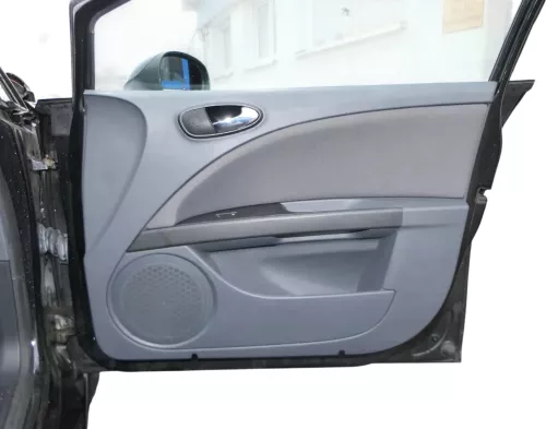 1x Leon 1P Türverkleidung Verkleidung Tür vorne rechts Griff grau uranusgrau (201443)