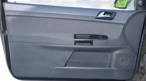 1x VW Polo 9N Türverkleidung Verkleidung Tür vorne links 2/3-Türer Griff Öffner